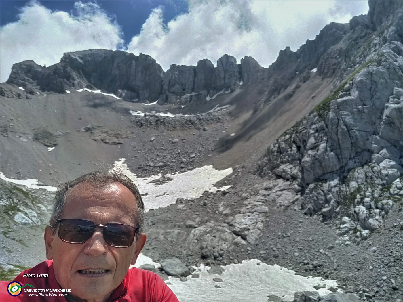 53 Spettacolo degli imponenti  contrafforti rocciosi del versante nord d'Arera.jpg